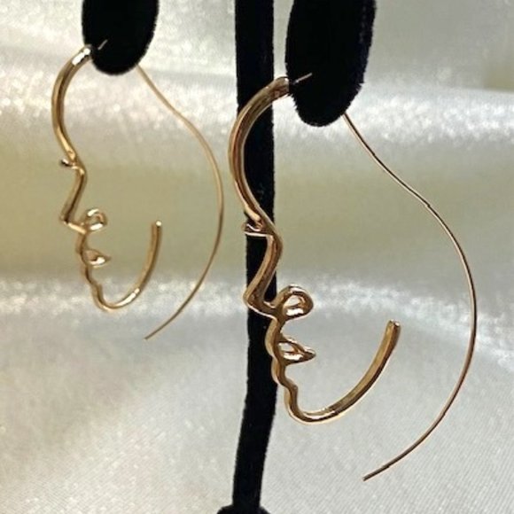 💖Fun Half Face Earrings in Gold Tone. Lt. Weight. /E138 - Picture 1 of 2